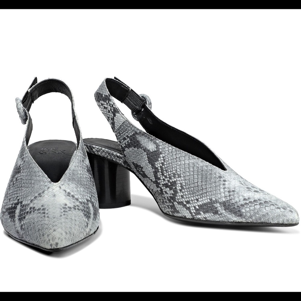 Snake Effect Canvas Pumps